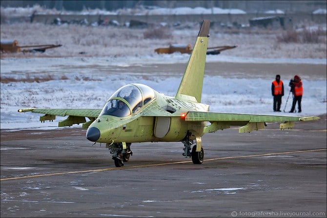 Yak-130 có buồng lái tiêu chuẩn 2 chỗ ngồi và được trang bị hê thống điều áp không khí, nó được trang bị loại ghế phóng NPO Zvezda K-36LT3.5 zero-zero. Phi công có một tầm nhìn toàn diện qua vòm kính che buồng lái. 