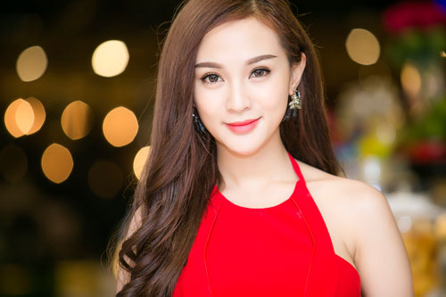 Hot girl Kelly xinh đẹp rạng rỡ sau nghi án tiếp tục dao kéo