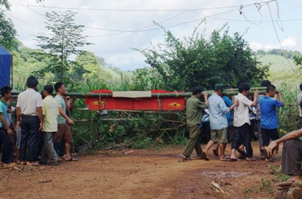 Uất nghẹn đám tang không di ảnh của 2 bé bị kẻ ngáo đá sát hại