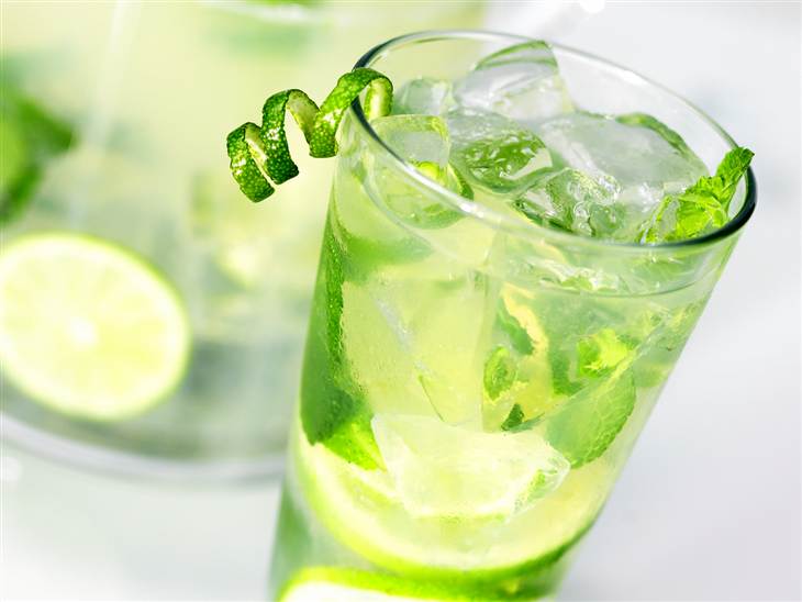 Cách pha chế cocktail Mojito chanh bạc hà ngon 