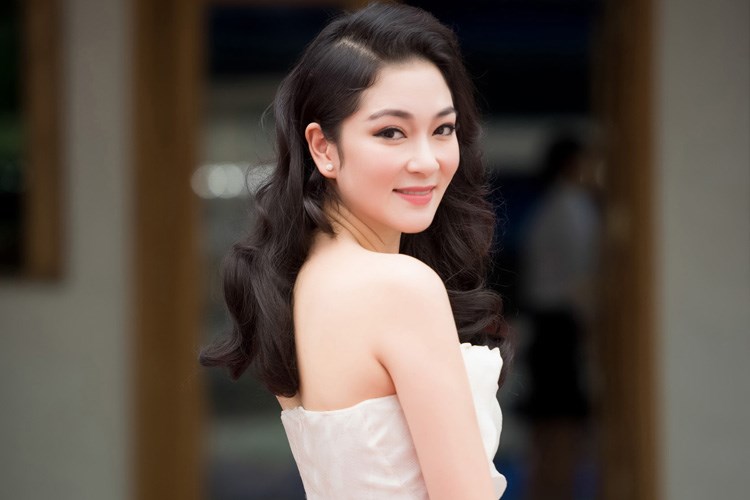 1472713298-147270898364715-ve-dep-nao-long-nguoi-cua-hoa-hau-nguyen-thi-huyen
