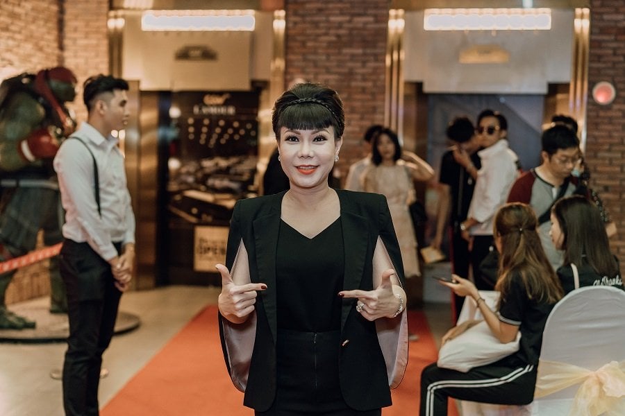 viet-huong-kiet-suc-truyen-nuoc-bien-khi-giup-dan-em-lam-phim-1203-2123.jpg