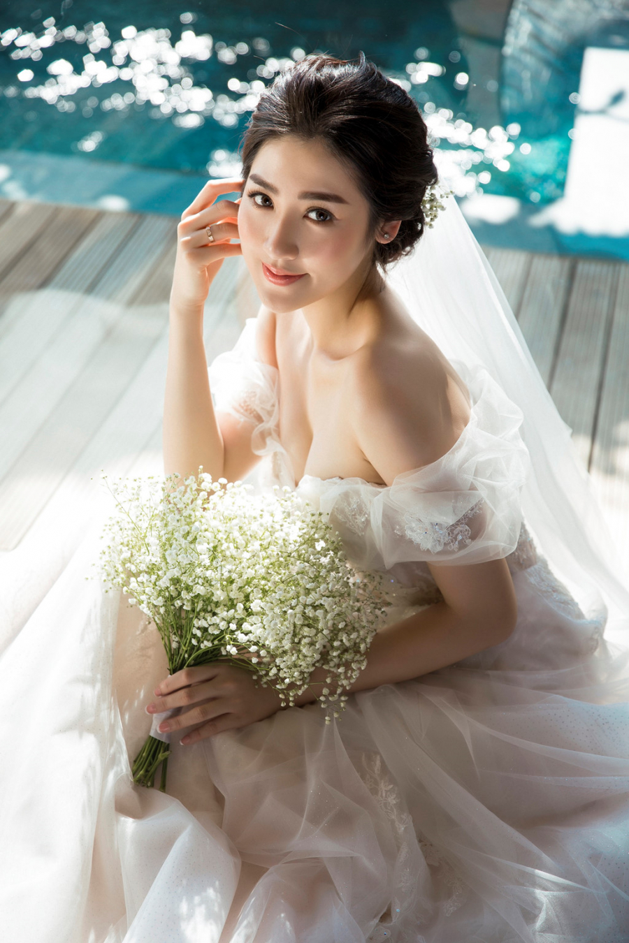 Á hậu Hoa hậu Việt Nam 2012 diện hai chiếc váy cưới trong buổi chụp. Trong bộ đầm cúp ngực, Tú Anh khoe khéo vóc dáng gợi cảm.