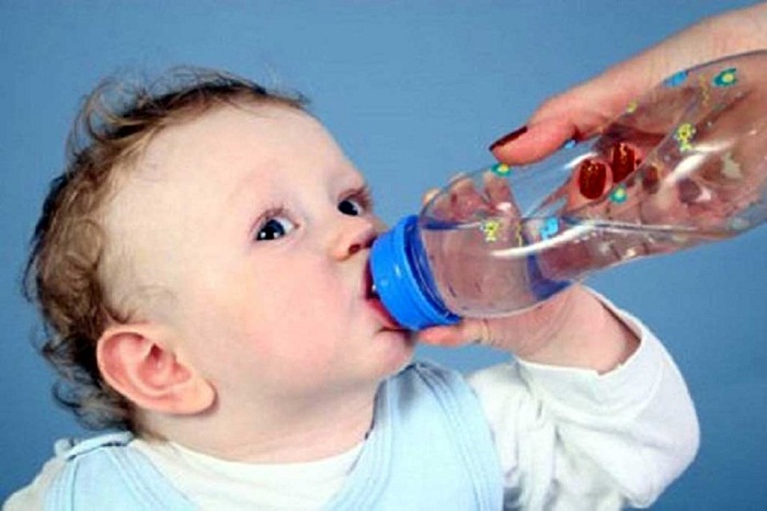 Cho trẻ uống nhiều nước là một trong những biện pháp phòng tránh các bệnh do nắng nóng gây ra. Ảnh: Internet