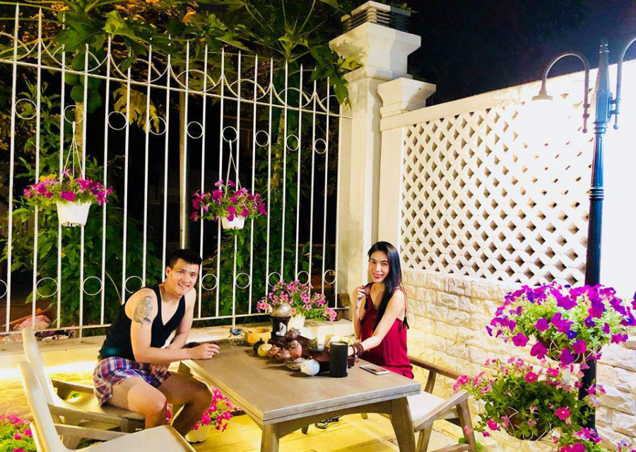 Góc sân kê bàn trà và có bày nhiều bộ ấm chén trà lớn nhỏ, nên đây là nơi thư giãn nghỉ ngơi lý tưởng của cả hai vợ chồng.