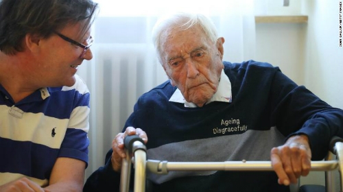 Vị tiến sĩ 104 tuổi xuất hiện trong buổi phỏng vấn cuối cùng mặc chiếc áo ghi dòng chữ 