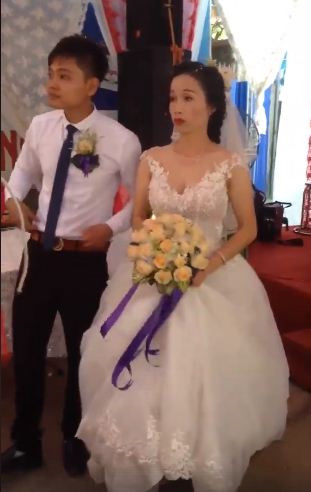 Hình ảnh cặp đôi trong đám cưới, sự thật họ chỉ cách nhau 10 tuổi và cả 2 đều có những hoàn cảnh của riêng mình