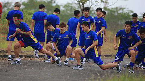 Các cầu thủ phải tập luyện và làm nóng người trên mặt sân bê tông