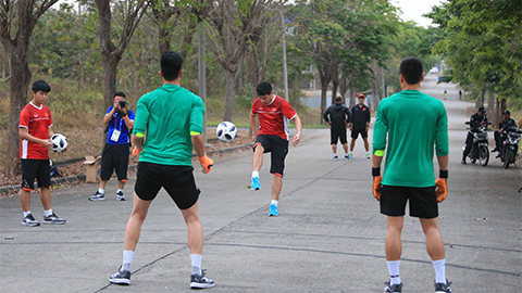 Bùi Tiến Dũng và Văn Hoàng có các bài tập riêng với trợ lý HLV
