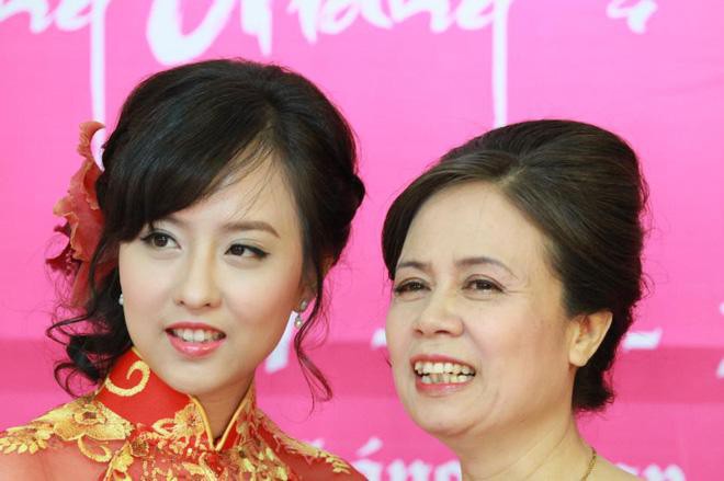 Chị gái Hương Giang thừa hưởng nhiều nét đẹp từ mẹ.    