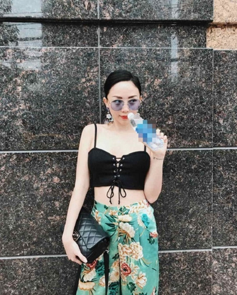 Nếu bạn là một cô nàng yêu thích style khoáng đạt nhưng không kém phần gợi cảm có thể chọn kiểu crop top hai dây, trễ vai...