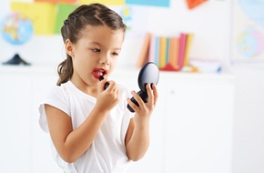 girl-applying-lipstick-dreamstime-xs-39614116-1492136438845-0-0-375-600-crop-1492136812126