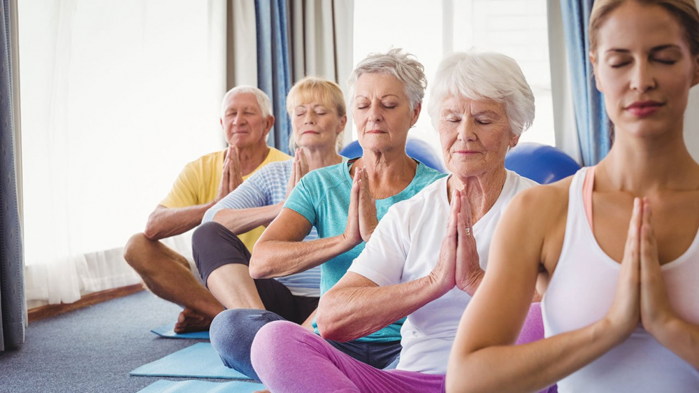 Những lưu ý khi tập yoga cho người già - 1