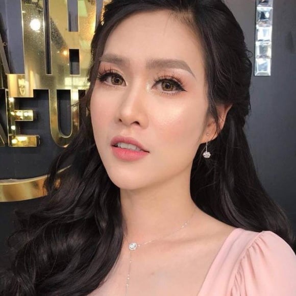 Hà Hương chọn tông màu trang điểm nhẹ nhàng, tóc uốn buông nữ tính khiến khán giả trầm trồ khen xinh như thiếu nữ