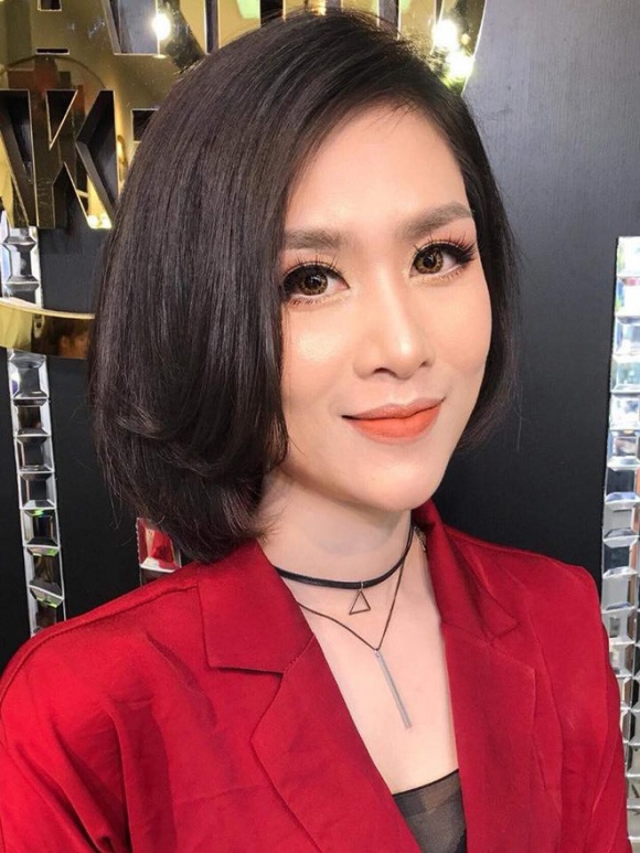 Nguyệt thảo mai khác lạ sau khi đeo lens, chuốt mi cong vút, trang điểm kĩ càng