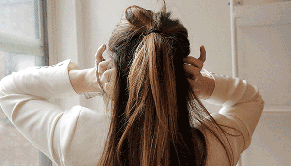 Sau đó dùng một dây chun dầy và to hơn để buộc toàn bộ tóc lại bao gồm cả phẩn tóc xõa lẫn phần tóc buộc nửa ở bước 1.