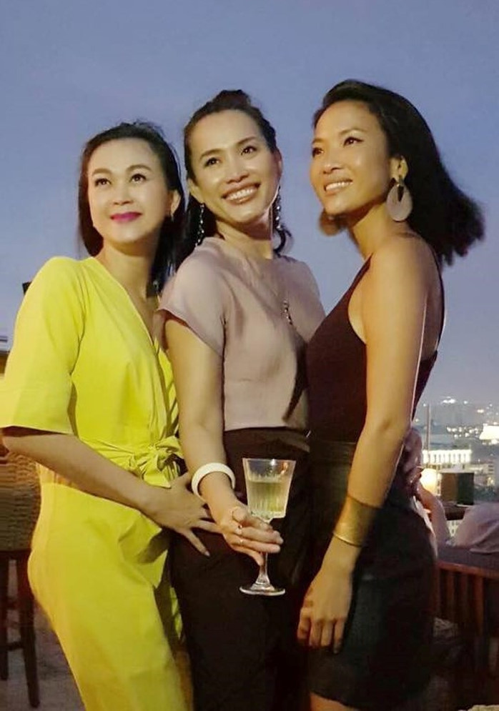 Ba người đẹp từng là gương mặt quen thuộc với vai trò người mẫu, diễn viên… Tuy nhiên, sau khi lập gia đình, họ rút khỏi các hoạt động giải trí để tập trung chăm sóc tổ ấm. Sau thời gian dài vắng bóng và ở độ tuổi tứ tuần, cả ba vẫn giữ được nét đẹp rạng rỡ, trẻ trung cùng thân hình thon gọn.