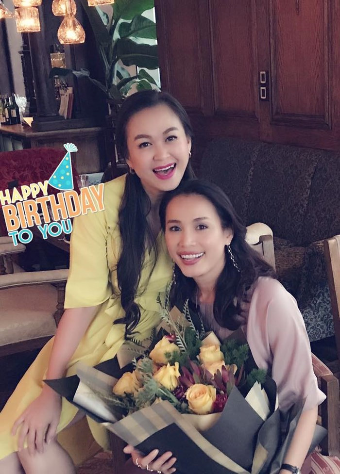 Trên trang cá nhân, cựu người mẫu Ngọc Nga gửi lời chúc mừng bạn mình. Cô viết: “Chúc mừng sinh nhật chị Ngọc Khánh. Nhân dịp đặc biệt này chúc cho chị những năm tháng luôn hạnh phúc, mạnh khỏe và thịnh vượng”.