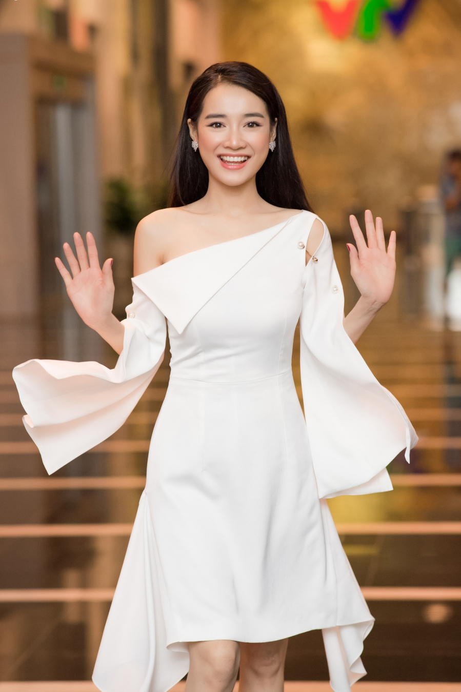 Giữa hàng loạt ồn ào lớn nhỏ, chuyện tình cảm của Trường Giang và Nhã Phương luôn là chủ đề nhận được rất nhiều sự quan tâm từ phía công chúng. Những tưởng sau bao biến cố, cặp đôi sẽ không cùng nhau bước tiếp thì khoảnh khắc cả hai bị bắt gặp xuất hiện cùng nhau tại Thái Lan vào đầu tháng 7 đã phần nào phủ nhận nghi vấn chia tay. Sau khi hình ảnh này bị lan truyền rộng rãi trên mạng xã hội, Nhã Phương gần như