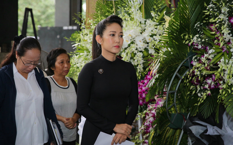 Ca sĩ Thanh Thúy - Phó giám đốc Sở văn hóa Thể thao và du lịch TP.HCM đến chia buồn cùng gia đình cố nghệ sĩ. Chị cũng đại diện cơ quan văn hóa đọc cáo phó đưa tiễn người nghệ sĩ tài năng về nơi an nghỉ cuối cùng.