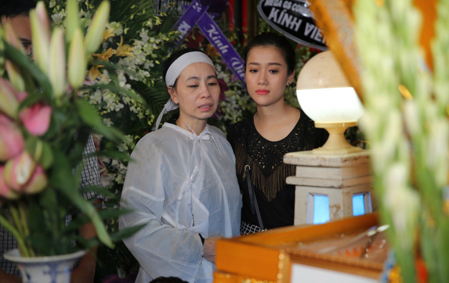 Vợ cố nghệ sĩ - chị Phương Đào suy sụp trước giờ di quan linh cữu. Hơn 20 năm gắn bó, chị tâm sự Thanh Hoàng hết lòng thương con, chiều vợ.