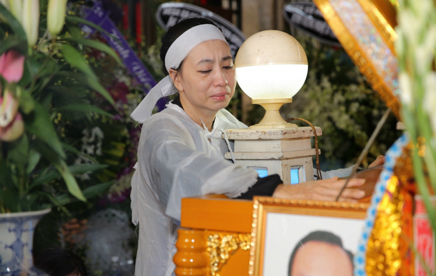 Sau hai ngày diễn ra lễ viếng tại nhà tang lễ Lê Quý Đôn, rạng sáng 29/7, lễ động quan của nghệ sĩ Thanh Hoàng sẽ được diễn ra trước khi linh cữu của ông được đưa đi hoả táng tại Bình Hưng Hòa. Do đó, nhiều anh em nghệ sĩ đã tranh thủ sắp xếp thời gian, công việc để đến viếng đàn anh lần cuối và gửi lời chia buồn với gia đình tác giả “Dạ cổ hoài lang”. Vợ cố nghệ sĩ - chị Phương Đào suy sụp trước giờ di quan linh cữu chồng. Hơn 20 năm gắn bó, chị tâm sự Thanh Hoàng hết lòng thương con, chiều vợ.