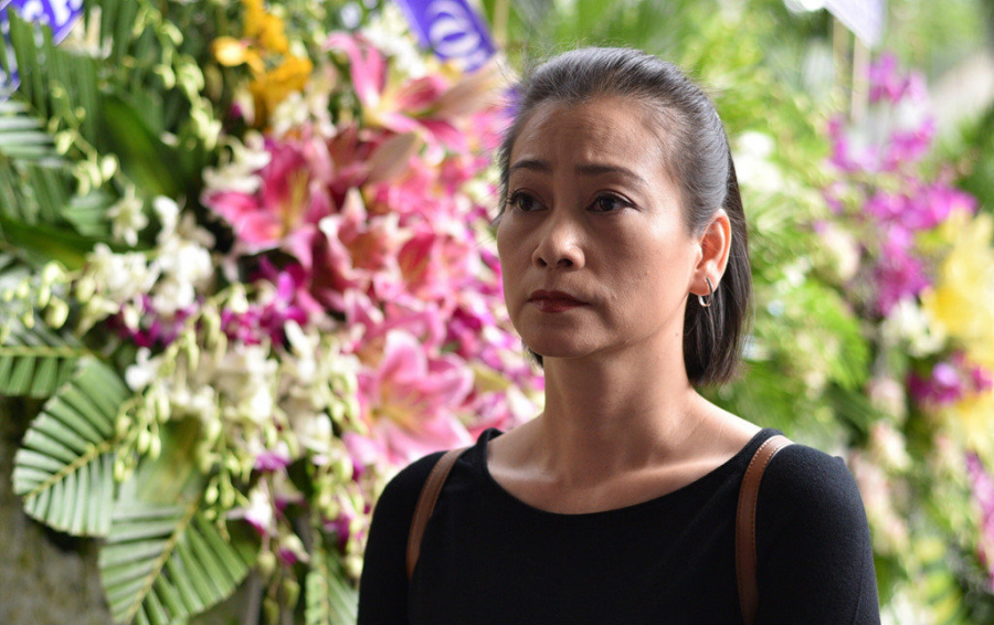 Nghệ sĩ Tuyết Thu lặng lẽ đến đưa tiễn người anh thân thiết lần cuối. Chị đã có nhiều năm đóng chung với Thanh Hoàng khi còn cộng tác ở sân khấu 5B, sau đó là phim Blouse trắng.