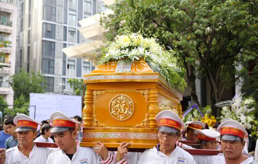 Trước giờ di quan, bà Hồng Dung, Phó giám đốc Hội sân khấu TP.HCM gởi lời chia buồn với gia đình. Bà khẳng định cố nghệ sĩ đã có những đóng góp đáng tự hào cho sân khấu miền Nam.