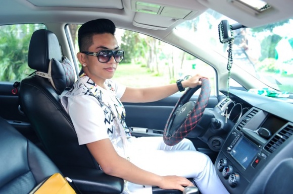 Kể từ khi công khai tình cảm với Khánh Thi, Phan Hiển trở thành cái tên được nhiều người quan tâm. Mọi thông tin về Phan Hiển được “khai quật” và người ta phát hiện ra Phan Hiển chính là một “thiếu gia” chính hiệu. Ông bà ngoại của Phan Hiển là những doanh nhân thuộc hàng có tiếng tăm tại Sài Gòn. Ông bà ngoại của Phan Hiển lại không có con trai. Mẹ của Phan Hiển cũng là người duy nhất sinh hạ được “hoàng tử” trong số các chị em gái đông đúc của mình. Phan Hiển được cho rằng chính là người kế vị số gia sản