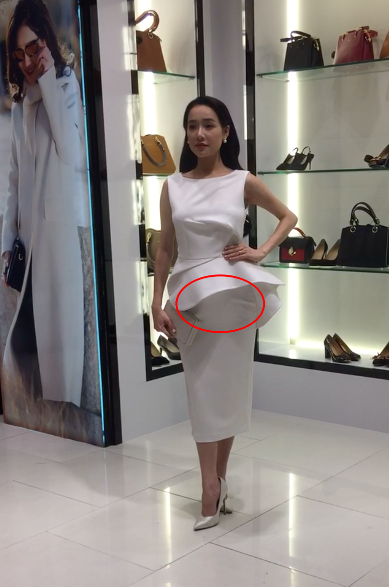 Khoảnh khắc Nhã Phương tại sự kiện, có thể thấy rõ, dù chiếc đầm có thiết kế giấu bụng nhưng vẫn để lộ rõ vòng hai không hề thon gọn như trước. Điều này tiếp tục khiến số đông khán giả cho rằng, nghi vấn cô mang thai trước ngày cưới là hoàn toàn có thể tin tưởng. (kenh14)