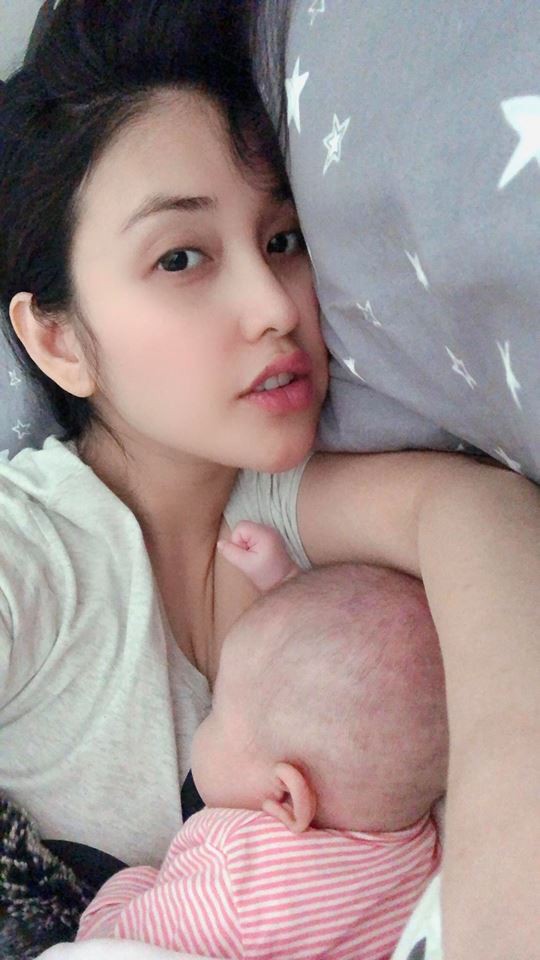 Mai Hồ sinh con ở Đức sau 7 tháng tổ chức đám hỏi với ông xã điển trai tại Việt Nam. Hình ảnh con của Mai Hồ vừa được cô chia sẻ trên trang cá nhân của mình với vô số lời chúc mừng từ bạn bè, nghệ sĩ. (kenh14)