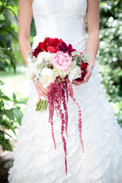 Kết quả hình ảnh cho cầm hoa cưới tôn dáng cô dâu