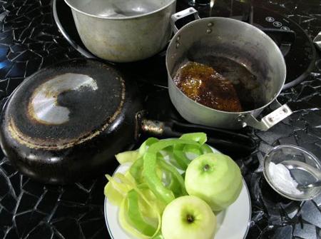 Sử dụng táo làm sạch xoong nồi bị cháy
