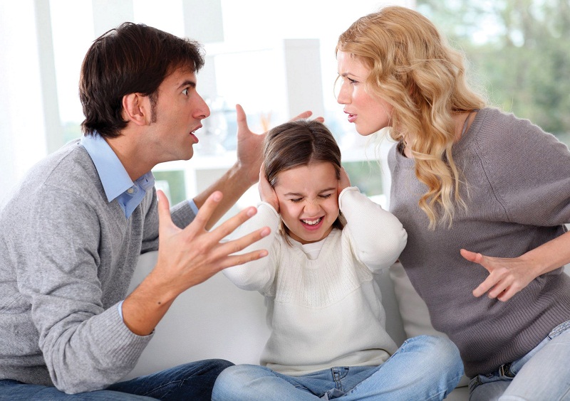 10 câu nói bố mẹ không nên nói trước mặt con