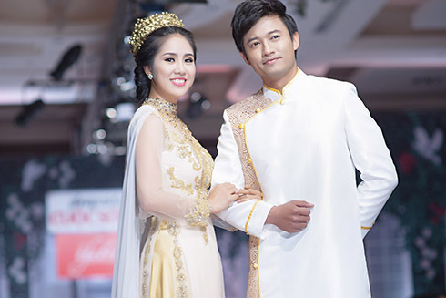 Showbiz Việt 18/10:Trang Trần sexy, Hà Hồ cặp kè đại gia