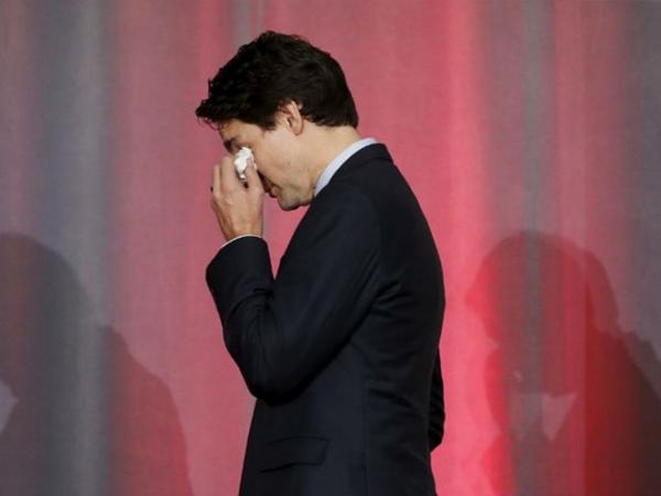 Thủ tướng Canada Justin Trudeau lau nước mắt trong khi công bố bản báo cáo cuối cùng của Ủy ban Sự thật và Hòa giải