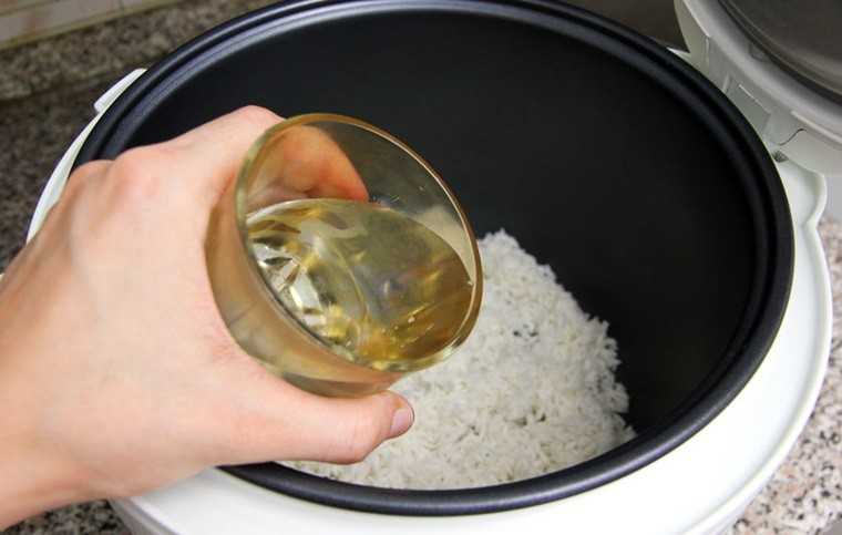 Thêm ít giọt dầu mè vào gạo trước khi nấu