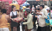 Không có 18 tỷ đấu giá siêu sim, Ngọc Trinh vẫn đi làm từ thiện