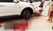 Bé gái 2 tuổi chơi trước đầu xe ô tô bị cán tử vong, bố mẹ khóc ngất lên ngất xuống vì mất con