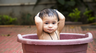 Nên tắm cho bé một ngày mấy lần trong mùa hè