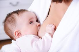 Hướng dẫn cách cho trẻ bú tư thế bế ngang