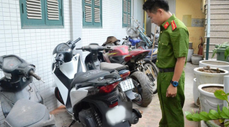 Vờ rơi giấy tờ giữa đường để lừa người yêu xuống nhặt hộ, nam thanh niên nhanh chóng phóng xe đi bán lấy tiền