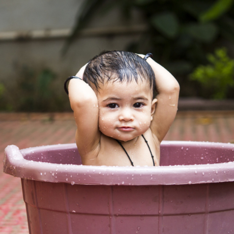 Nên tắm cho bé một ngày mấy lần trong mùa hè