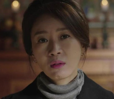 Lên thăm vợ chồng con trai, chết điếng khi thấy con dâu và người đàn ông lạ 'ghì chặt' nhau trong thang máy