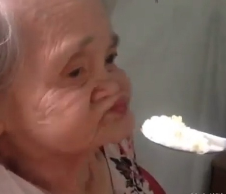 Clip cháu trai 'đáng yêu nhất quả đất' đút cơm cho bà ngoại 'dễ thương nhất trần gian' khiến dân mạng chao đảo