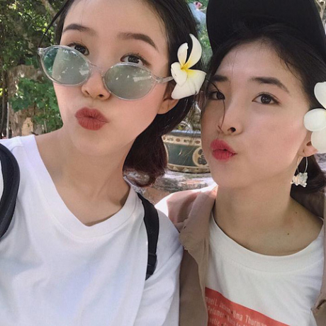 Dân mạng ghen tị với tình bạn của hai cô gái xinh đẹp cùng nắm tay nhau đi du lịch