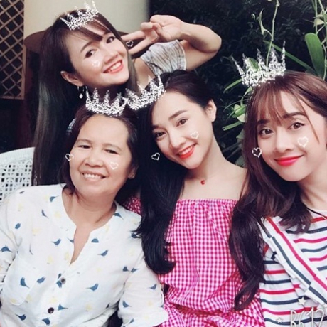 Bất ngờ nhan sắc 'đẹp như tranh' của chị em nhà Nhã Phương