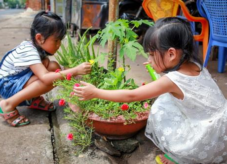 Hai bé gái bị trao nhầm ở Bình Phước sau một năm về với gia đình: Từng khóc đòi về với bố mẹ nuôi