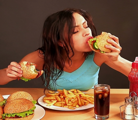 Quen ăn uống kiểu ẩm ương, cô gái đói đến ngất xỉu khi ra mắt nhà bạn trai