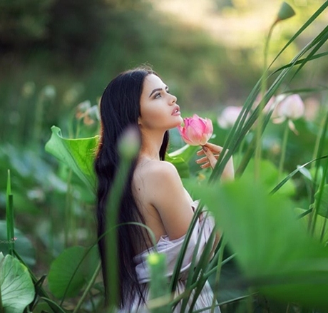 Nhan sắc thiên thần nội y bị phạt nặng vì chụp ảnh với... hoa sen